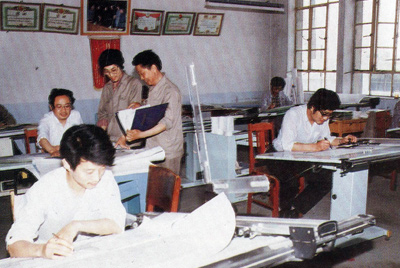 從1984年第一季度到抓管理上登記全面提高企業(yè)素質(zhì)驗(yàn)收前，采取分線檢查、總結(jié)成績(jī)、找出差距、提出措施、限期整改的方法，使各項(xiàng)工作在整頓中鞏固提高，在鞏固提高中進(jìn)行再整頓，再提高。