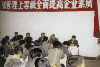 山推總廠的企業(yè)管理，從建廠開(kāi)始就被當(dāng)作一項(xiàng)治廠之本的工作來(lái)抓，管理水平得到不斷提高，逐步由粗放管理轉(zhuǎn)為科學(xué)管理，并積極向現(xiàn)代化管理邁進(jìn)。
