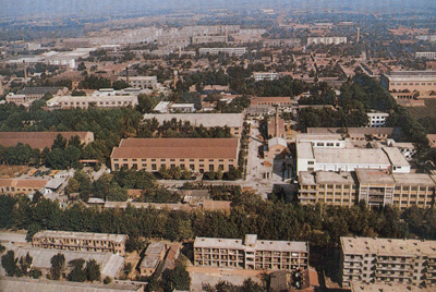 推土機(jī)總廠本部廠區(qū)。山東推土機(jī)總廠建立時(shí)，固定資產(chǎn)原值為2569萬(wàn)元，占地面積為517538平方米，建筑面積為170861平方米。