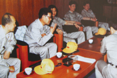 為了學(xué)習(xí)外國(guó)先進(jìn)技術(shù)和管理方法，前往引進(jìn)技術(shù)與設(shè)備的國(guó)家進(jìn)行實(shí)地考察。薛仲光廠長(zhǎng)在日本。