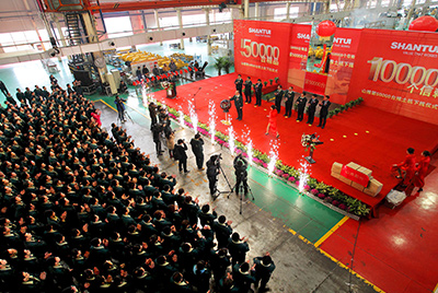 推土機(jī)事業(yè)部總裝工廠隆重舉行推土機(jī)第50000臺(tái)下線慶典儀式。這一激動(dòng)人心的歷史時(shí)刻標(biāo)志著50000臺(tái)不僅僅是一個(gè)數(shù)量的積累，更是山推管理水平、生產(chǎn)規(guī)模、制造技術(shù)、研發(fā)能力、銷(xiāo)售能力等綜合能力的體現(xiàn)，標(biāo)志著山推推土機(jī)產(chǎn)業(yè)整體實(shí)力進(jìn)一步增強(qiáng)，是從量變到質(zhì)變的飛躍。