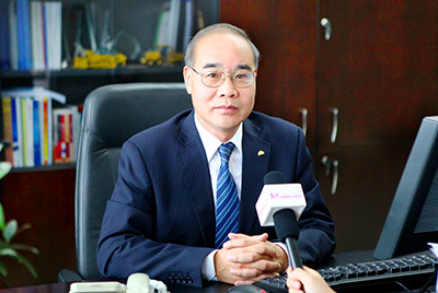 張秀文董事長(zhǎng)在接受中國(guó)山東網(wǎng)專(zhuān)題采訪時(shí)，就公司踐行“厚道魯商”倡樹(shù)行動(dòng)進(jìn)行回答，介紹了山推把“仁義、誠(chéng)信、厚道”的文化精髓融入到生產(chǎn)經(jīng)營(yíng)的全過(guò)程的典型做法和“誠(chéng)敬做產(chǎn)品，誠(chéng)信做企業(yè)”的經(jīng)營(yíng)理念，在工程機(jī)械行業(yè)樹(shù)立起了“厚德堅(jiān)韌”的山東國(guó)企形象