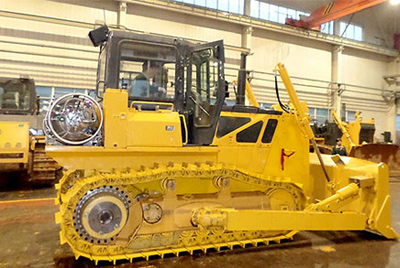 世界上第一臺(tái)燃?xì)庑吐膸酵仆翙C(jī)——SD20-5（LNG）在研究總院新產(chǎn)品試制中心下線。SD20-5（LNG）履帶式推土機(jī)是公司順應(yīng)行業(yè)發(fā)展趨勢(shì)開(kāi)發(fā)的一款節(jié)能、環(huán)保產(chǎn)品，整機(jī)采用天然氣專(zhuān)用發(fā)動(dòng)機(jī)，燃燒后無(wú)積炭，滿足stageIIIA排放，壽命更長(zhǎng)，維修頻率更低。