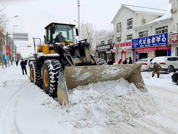 除雪保暢，山推鐵肩道義勇?lián)厝危? /> 
            <div   id=