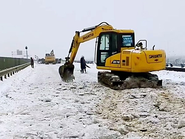 除雪保暢，山推鐵肩道義勇?lián)厝危? /> 
            <div   id=