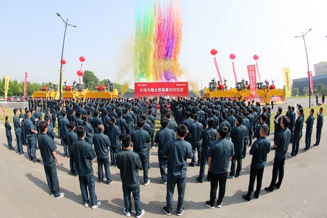 5月17日，山推向中煤平朔集團(tuán)一次性交付六臺(tái)中國(guó)最大馬力推土機(jī)。
